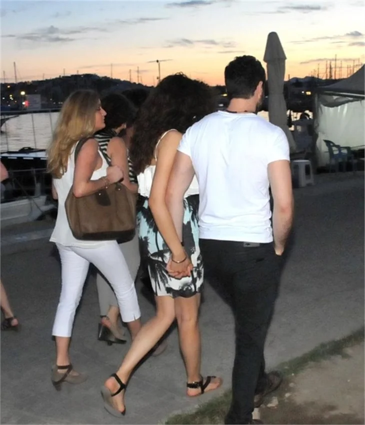 Azra Akın, sevgilisiyle el ele..