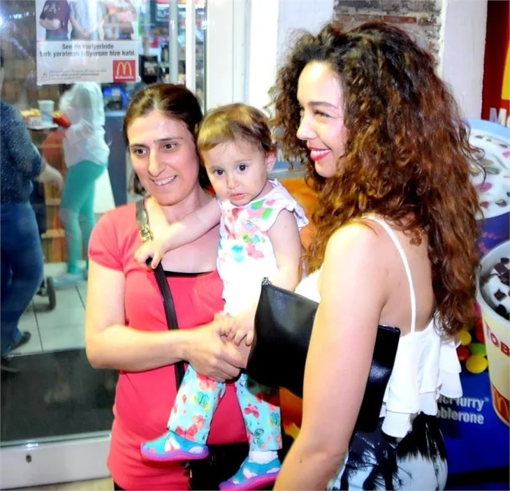 Azra Akın, sevgilisiyle el ele..