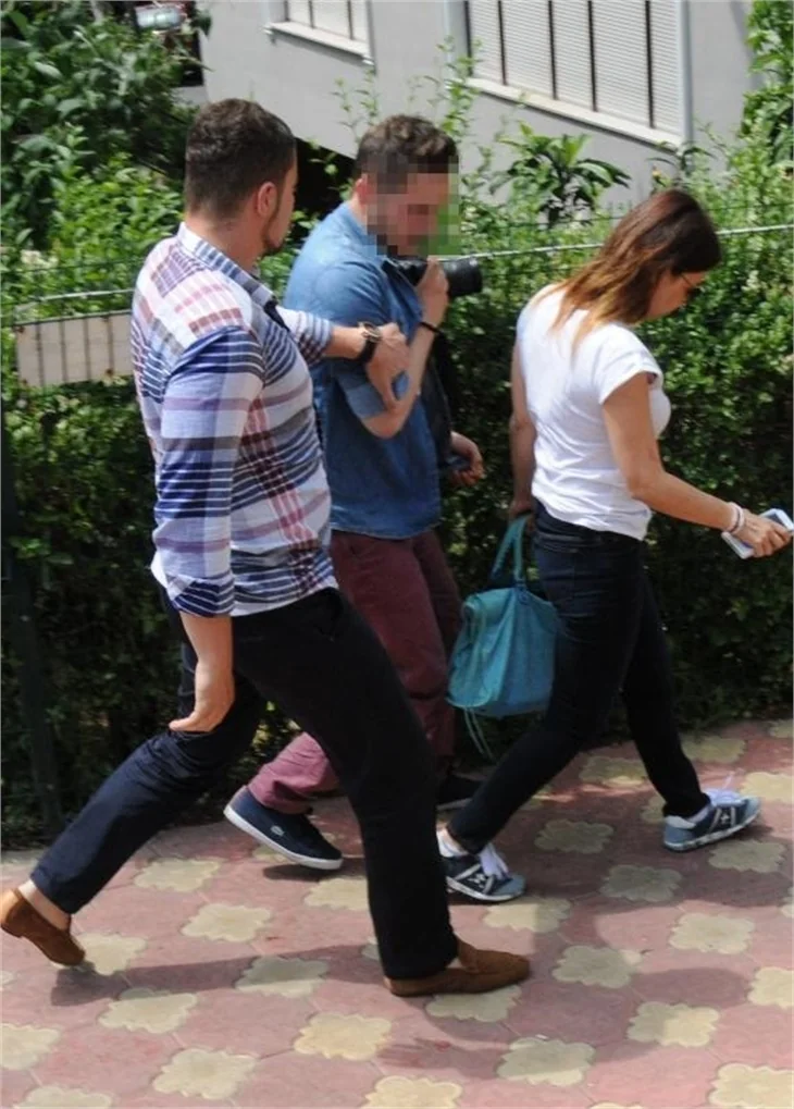 Ebru Gündeş korumasıyla...