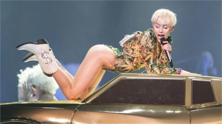 Miley Cyrus sınır tanımıyor!