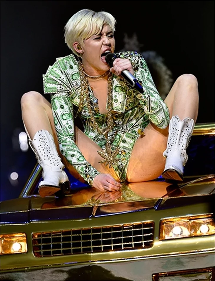 Miley Cyrus sınır tanımıyor!