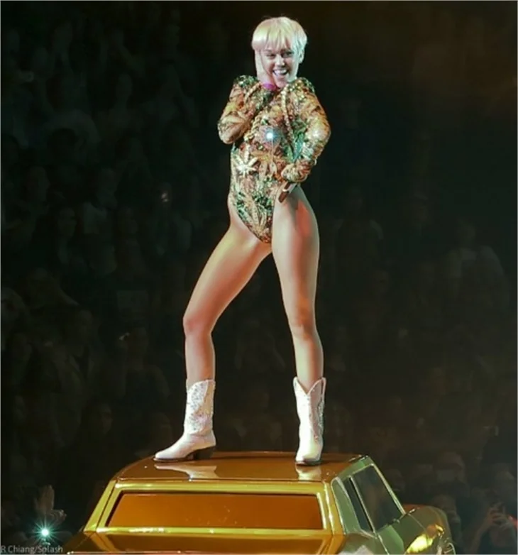 Miley Cyrus sınır tanımıyor!