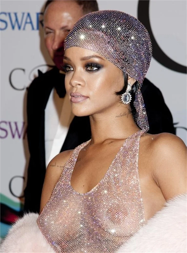 Rihanna'nın damga vuran elbisesi...