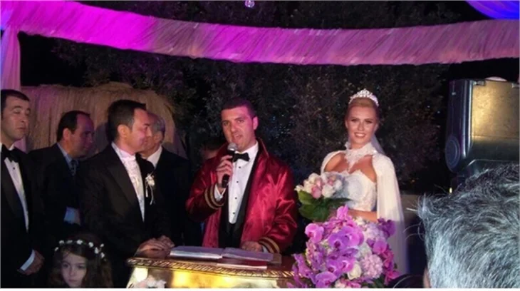 Serdar Ortaç ve Chloe Loughnan evlendi!