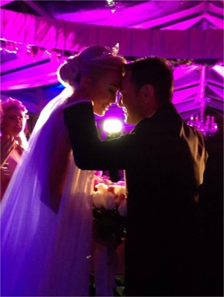 Serdar Ortaç ve Chloe Loughnan evlendi!