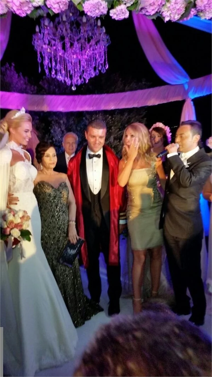 Serdar Ortaç ve Chloe Loughnan evlendi!