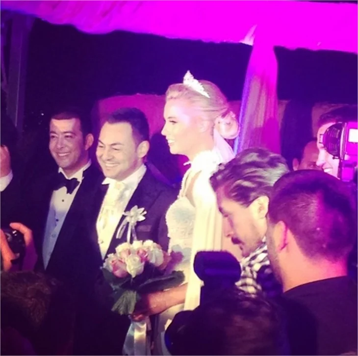 Serdar Ortaç ve Chloe Loughnan evlendi!