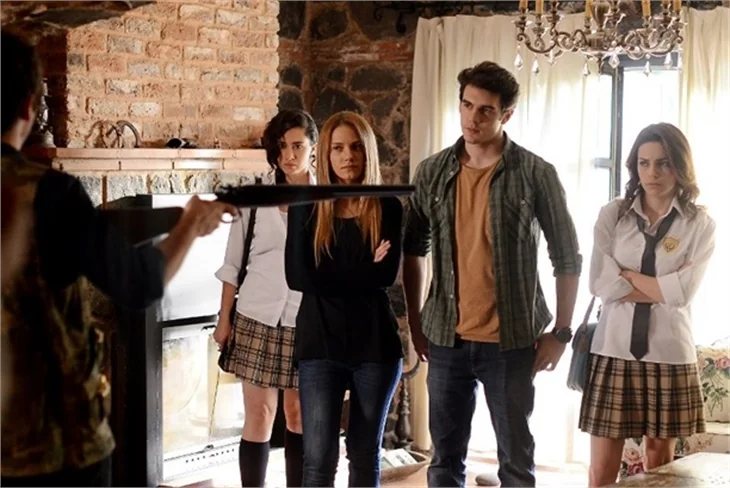 Güneşi Beklerken'de Kerem ve Zeynep zor durumda!