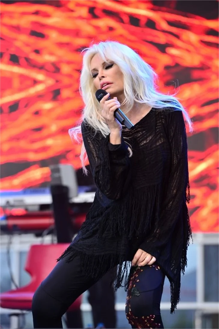 Ajda Pekkan'ın şarkı sözü sıkıntısına çözüm!