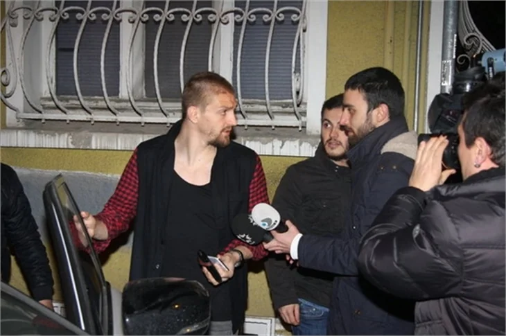 Caner Erkin gazetecilere saldırdı!