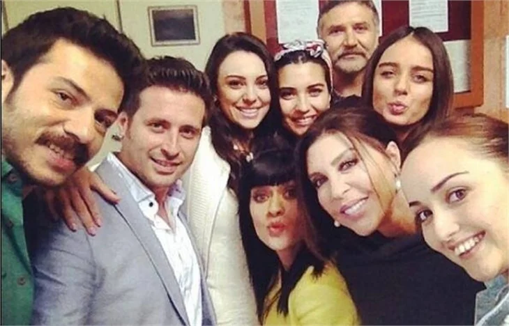 Kara Para Aşk ekibinden selfie