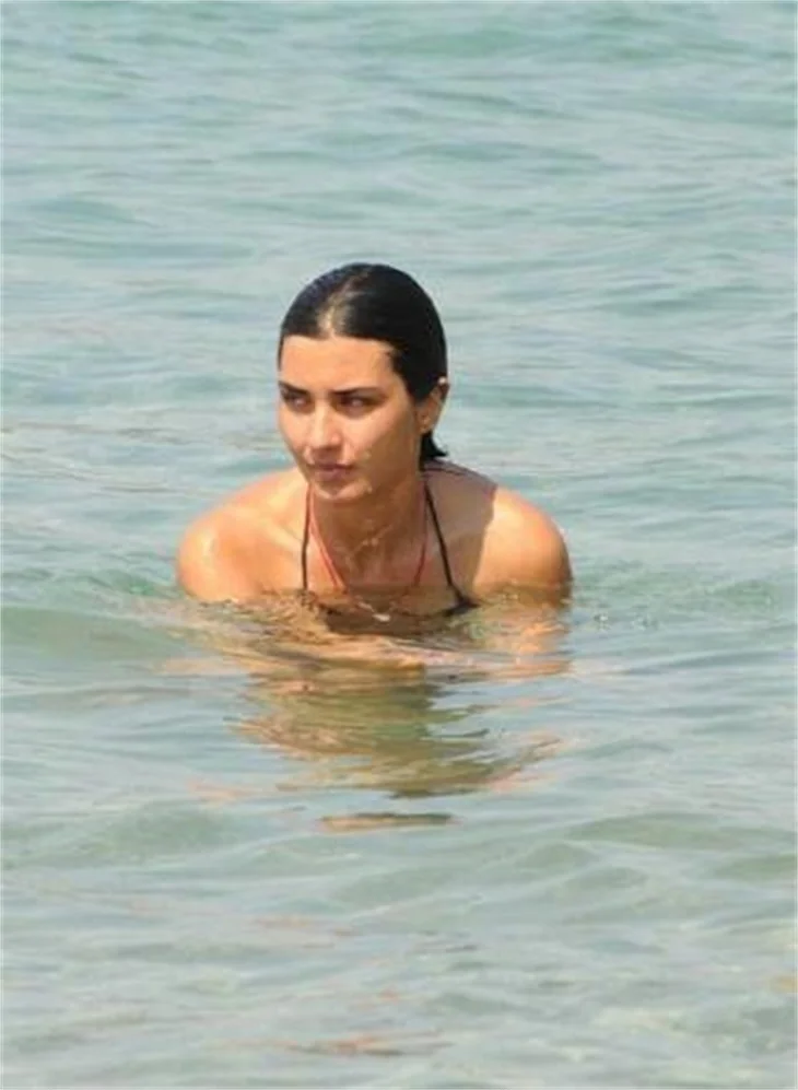 Tuba Büyüküstün 2 yıl sonra aynı bikiniyi giydi!