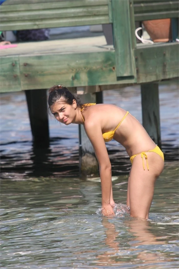 Tuba Büyüküstün 2 yıl sonra aynı bikiniyi giydi!