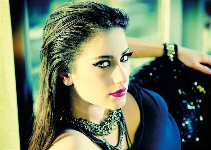 Hazal Kaya fanları harekete geçti!