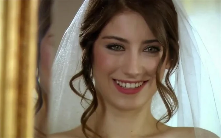 Hazal Kaya fanları harekete geçti!