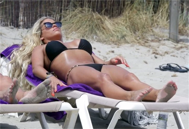 Lara Bingle öpmeye doyamadı!