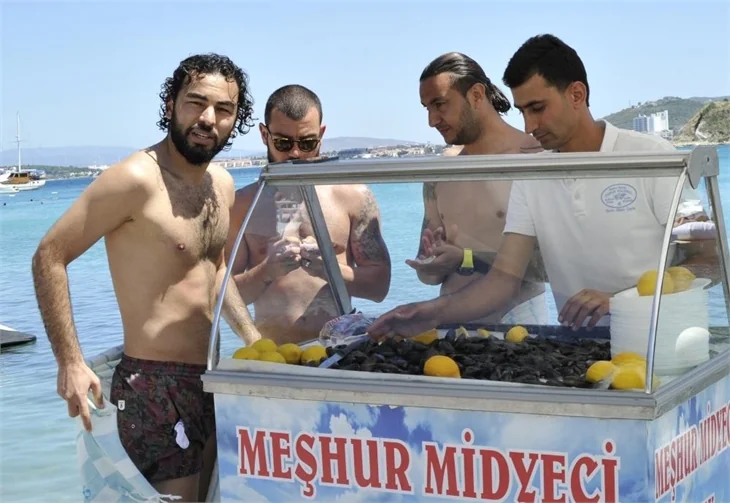 Futbolcuların midye ziyafeti!