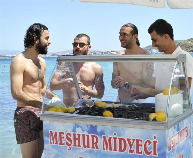 Futbolcuların midye ziyafeti!