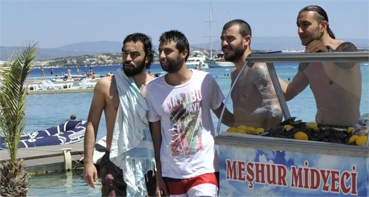 Futbolcuların midye ziyafeti!