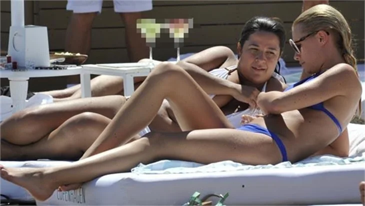 Yeni gelin Chloe Loughnan tatilde!