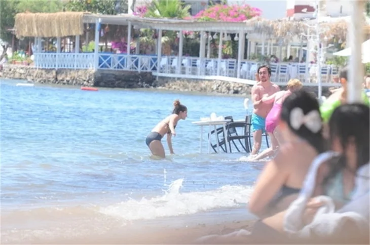 Atiye ilk kez bikinili görüntülü!