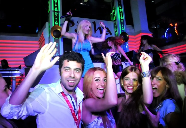 Hande Yener görüntüsüyle şaşırttı!