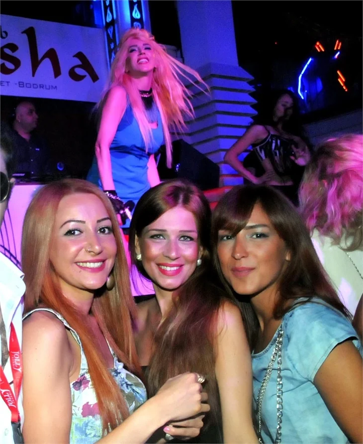 Hande Yener görüntüsüyle şaşırttı!