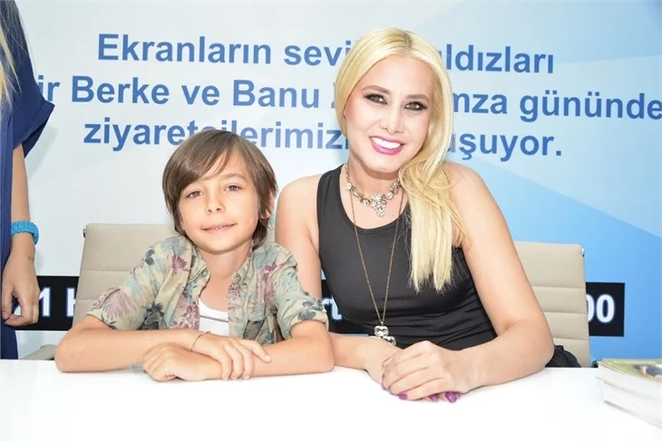 Küçük Ağa kuliste mahsur kaldı!