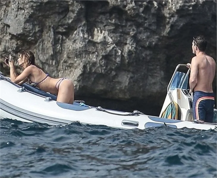 Sahildeki seksi leopar, Elisabetta Canalis