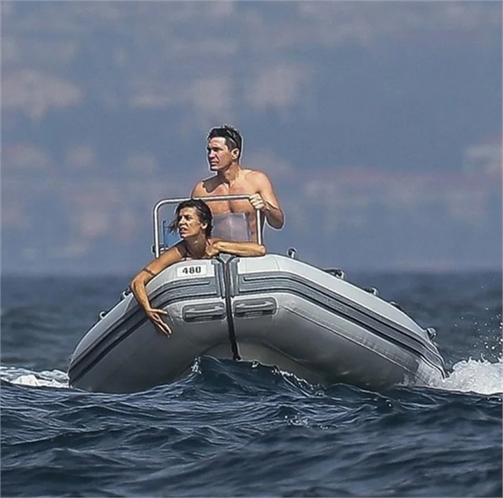 Sahildeki seksi leopar, Elisabetta Canalis