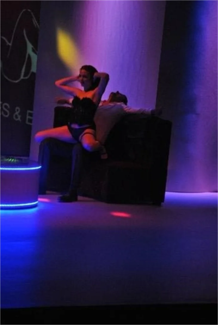 Ünlü oyuncunun striptiz itirafı