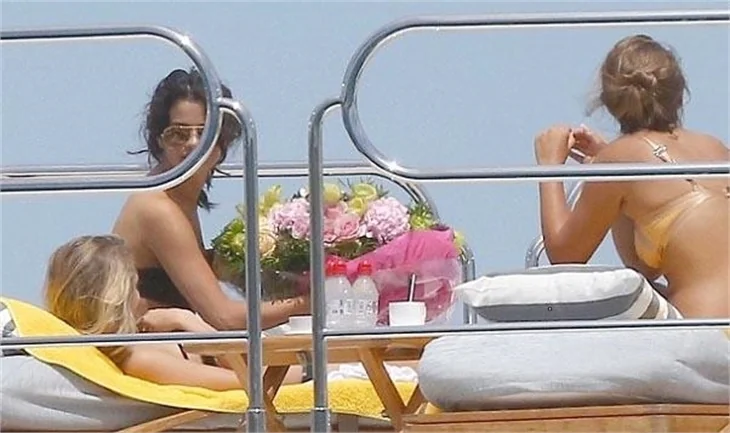 Selena Gomez ve Cara Delevingne'ın samimiyeti!
