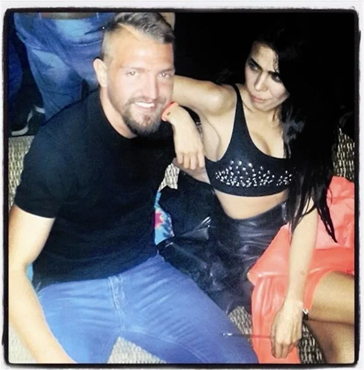 Asena Erkin kendini kaybetti!
