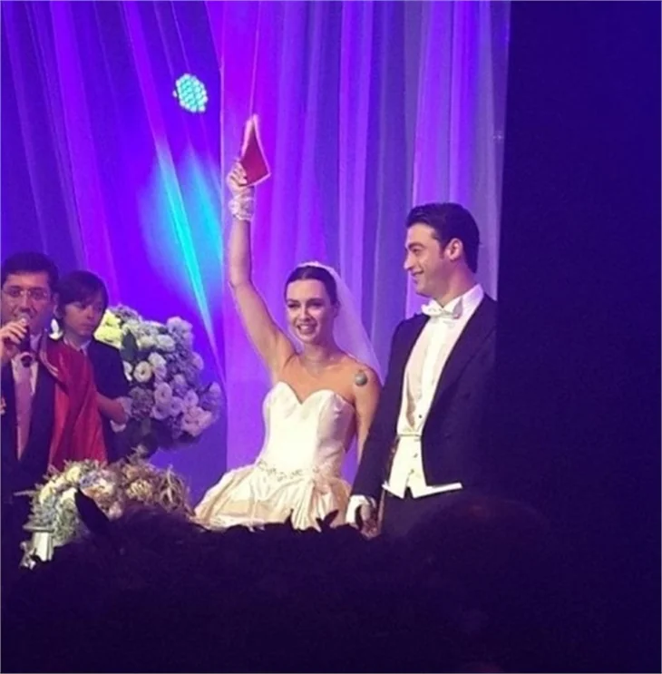 Birce Akalay ve Sarp Levendoğlu'ndan 'düğüne para yetmedi' iddiasına tepki!