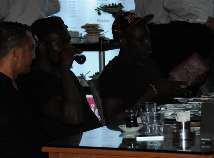 Demba Ba, Moussa Sow ve Eden Hazard yemekte!