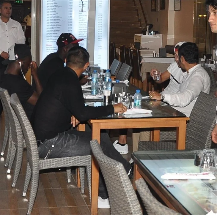 Demba Ba, Moussa Sow ve Eden Hazard yemekte!