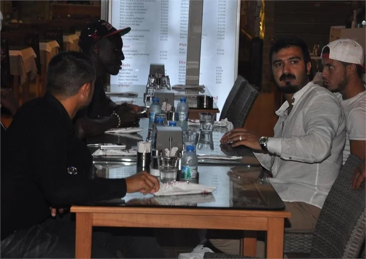 Demba Ba, Moussa Sow ve Eden Hazard yemekte!
