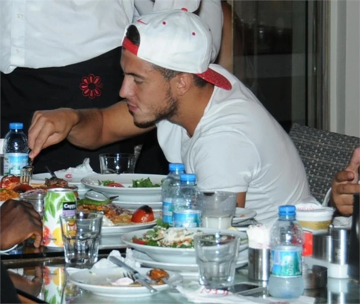 Demba Ba, Moussa Sow ve Eden Hazard yemekte!