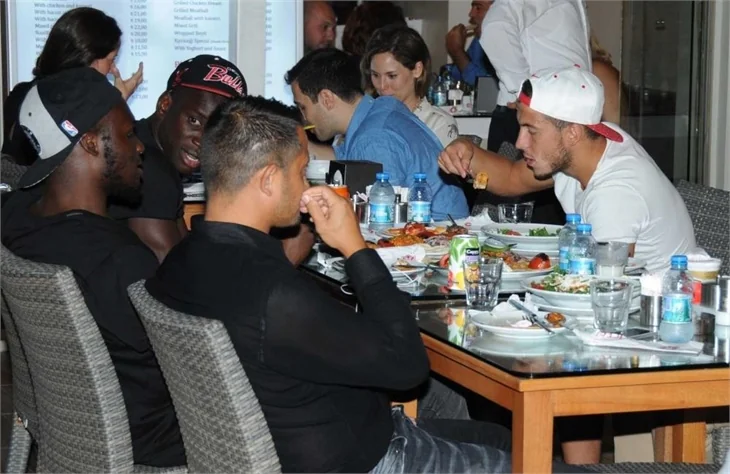 Demba Ba, Moussa Sow ve Eden Hazard yemekte!