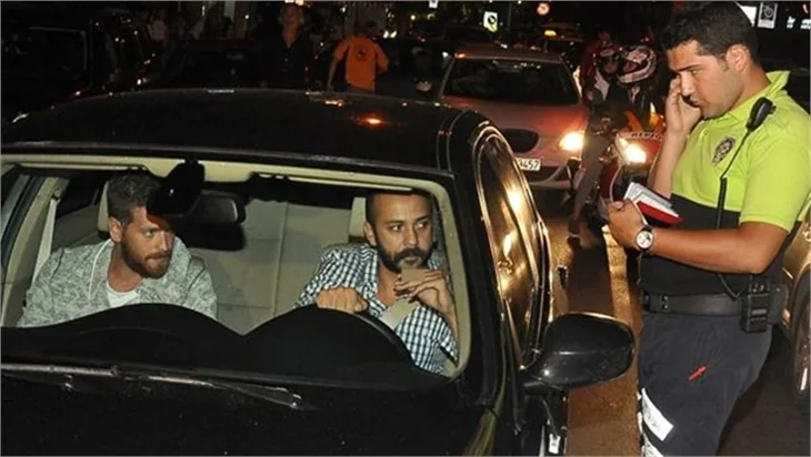 Engin Öztürk ve Sarp Akkaya polis motoruna çarptı!