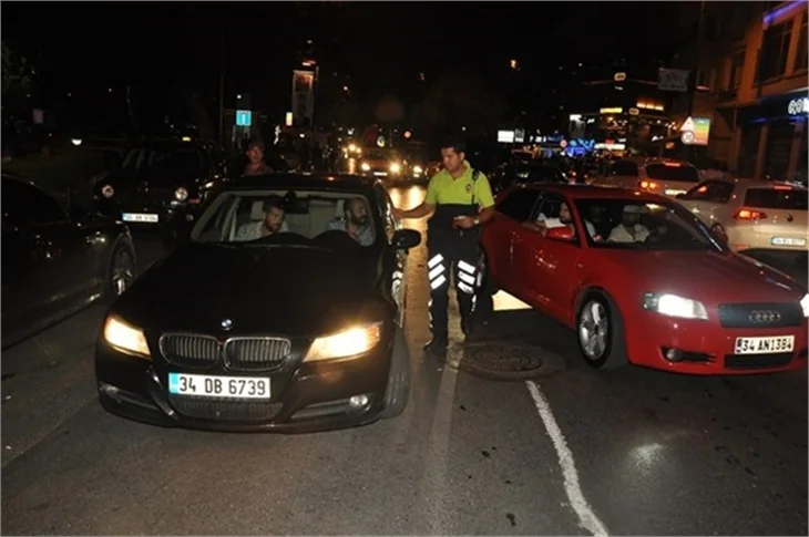 Engin Öztürk ve Sarp Akkaya polis motoruna çarptı!