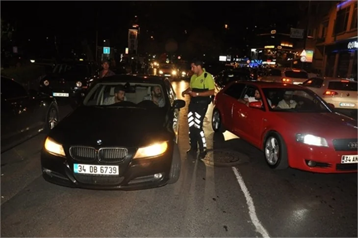 Engin Öztürk ve Sarp Akkaya polis motoruna çarptı!