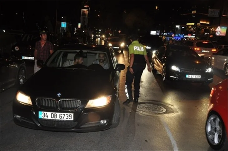 Engin Öztürk ve Sarp Akkaya polis motoruna çarptı!