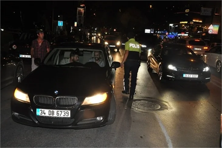 Engin Öztürk ve Sarp Akkaya polis motoruna çarptı!