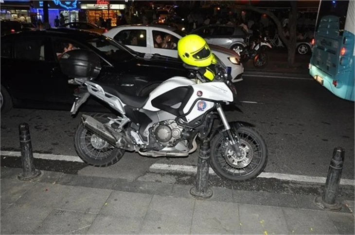 Engin Öztürk ve Sarp Akkaya polis motoruna çarptı!