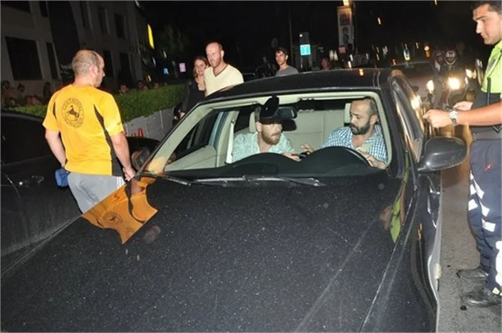 Engin Öztürk ve Sarp Akkaya polis motoruna çarptı!