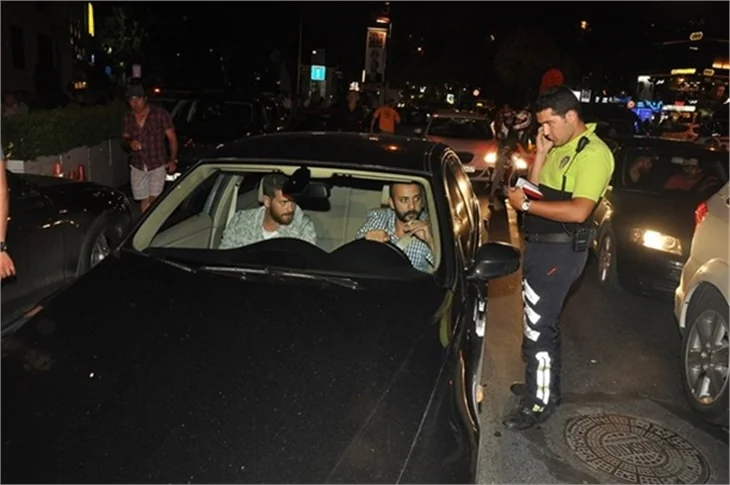 Engin Öztürk ve Sarp Akkaya polis motoruna çarptı!