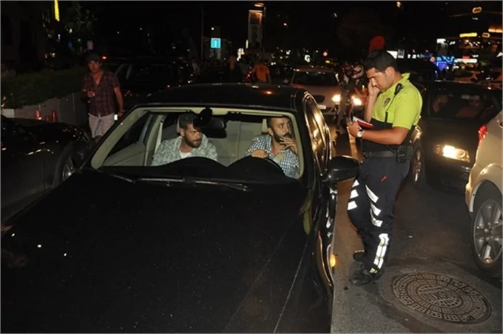 Engin Öztürk ve Sarp Akkaya polis motoruna çarptı!