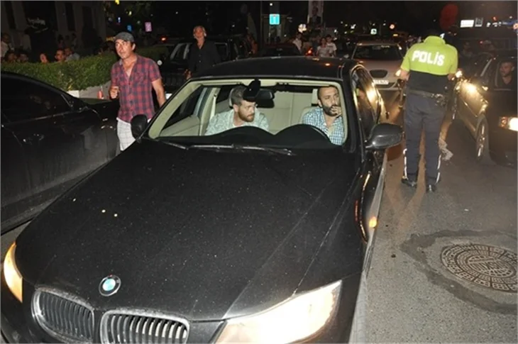 Engin Öztürk ve Sarp Akkaya polis motoruna çarptı!
