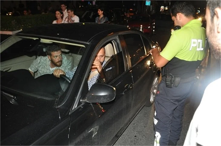 Engin Öztürk ve Sarp Akkaya polis motoruna çarptı!